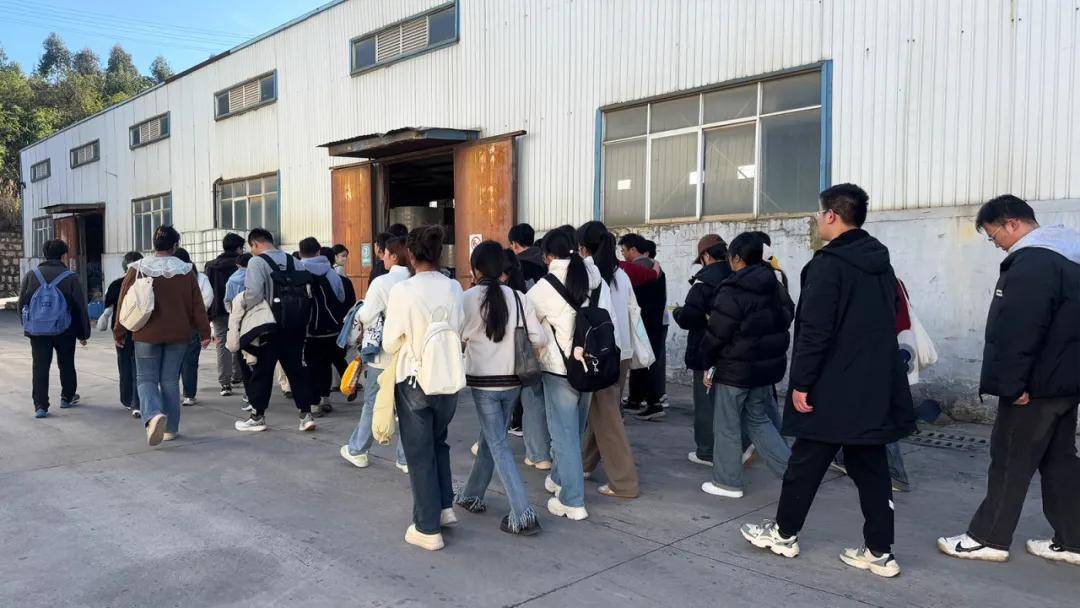 源学院师生到云南欣城防水实习参观凯发k8国际登录云南大学材料与能(图3)