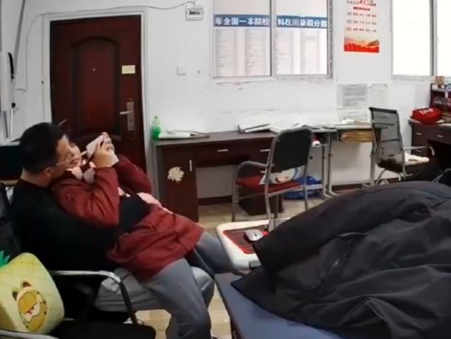 监控是男老师自己安装女生是班长很乖！K8凯发天生赢家师生不雅曝光后续：(图5)